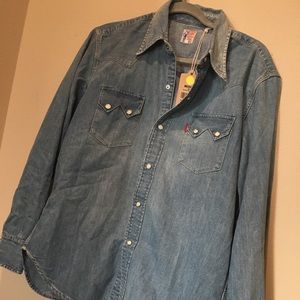 LEVI’s SAWTOOTH DENIM MEDIUM WASH LONGSLEEVE SHIRT